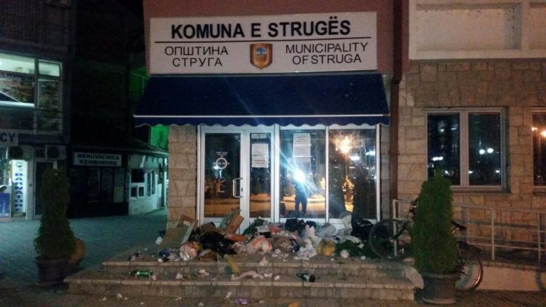 Revoltohen struganët, “mbushin” komunën me mbeturina