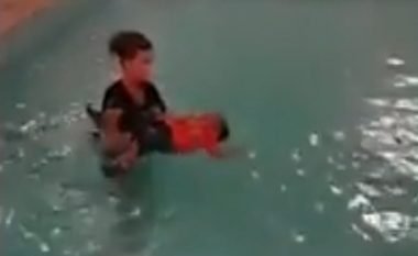 Kritikohet nëna për mënyrën si e mësonte dyvjeçarin të shpëtonte nga uji i thellë (Video)