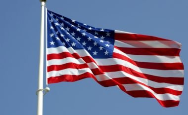 Kërcënohet pasi urinoi mbi flamurin amerikan, si formë e shprehjes së lirë (Foto)
