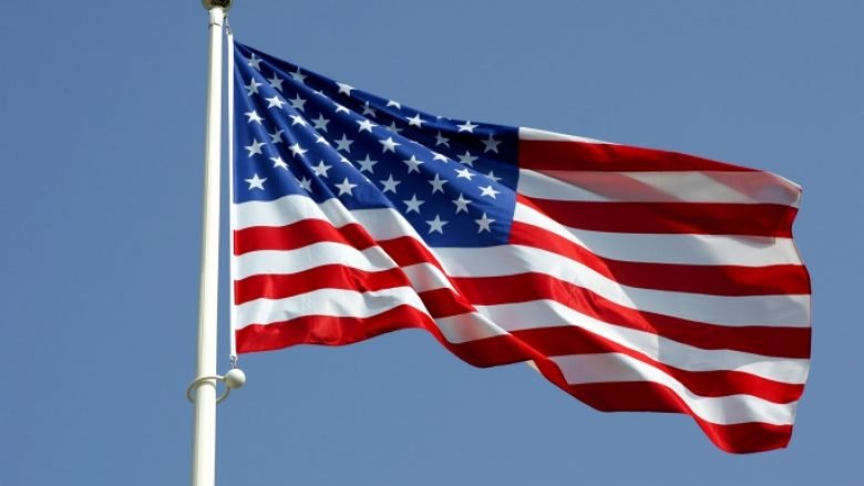 Kërcënohet pasi urinoi mbi flamurin amerikan, si formë e shprehjes së lirë (Foto)