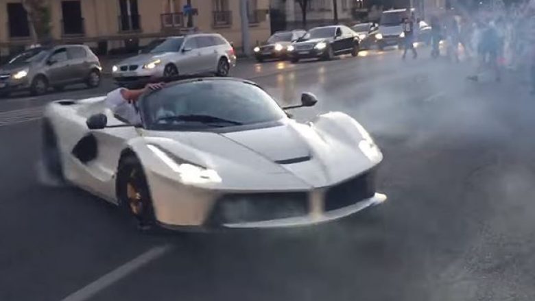 La Ferrari Aperta me rrathë të shpejta shumë pranë kalimtarëve (Video)