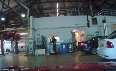 Makinën që do duhej ta kontrollonte, mekaniku e nxori për një xhiro në qytet (Video)