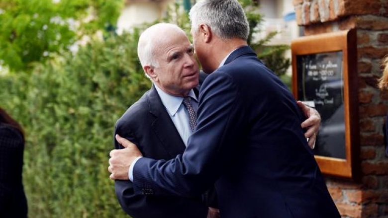 Thaçi: E gjithë Kosova do të lutet për ju John McCain