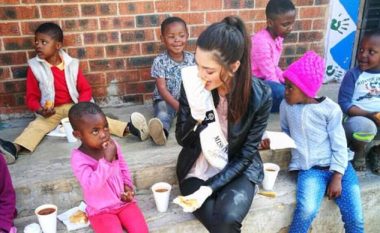 Ironi me Miss Afrikën e Jugut që ushqeu me doreza fëmijët e jetimores! (Foto)