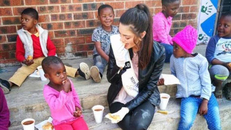 Ironi me Miss Afrikën e Jugut që ushqeu me doreza fëmijët e jetimores! (Foto)