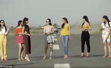 Modelet rrezikojnë jetën duke pozuar para aeroplanit që nisej nga pista (Video)