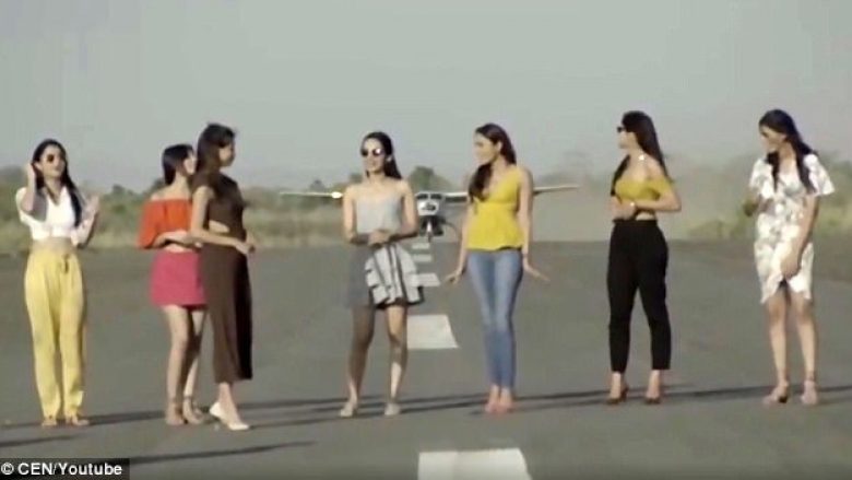 Modelet rrezikojnë jetën duke pozuar para aeroplanit që nisej nga pista (Video)