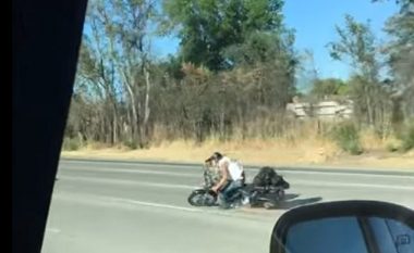 Motoçikleta nisë t’i dridhet, humbë kontrollin dhe tërhiqet zvarrë nëpër asfalt (Video)