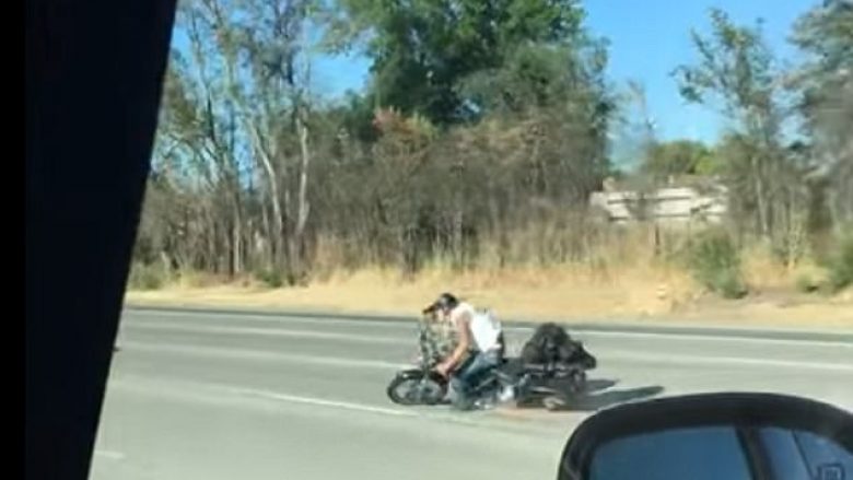 Motoçikleta nisë t’i dridhet, humbë kontrollin dhe tërhiqet zvarrë nëpër asfalt (Video)