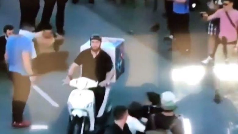 Motoçiklisti që transportonte pica duartrokitet nga protestuesit në Hamburg (Video)