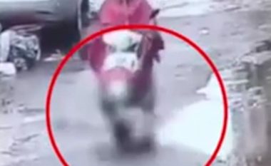 Motoçiklisti shkel fëmijën dhe nuk ndalet t’i ofrojë ndihmë (Video)