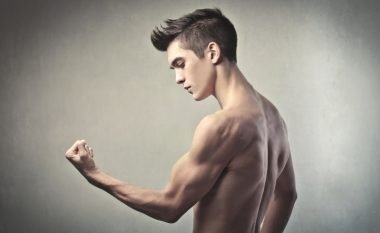 Forcimi i muskujve të barkut dhe ndërtimi i bicepsit përmes një ushtrimi të vetëm (Video)