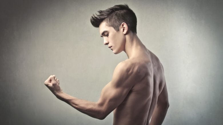 Forcimi i muskujve të barkut dhe ndërtimi i bicepsit përmes një ushtrimi të vetëm (Video)