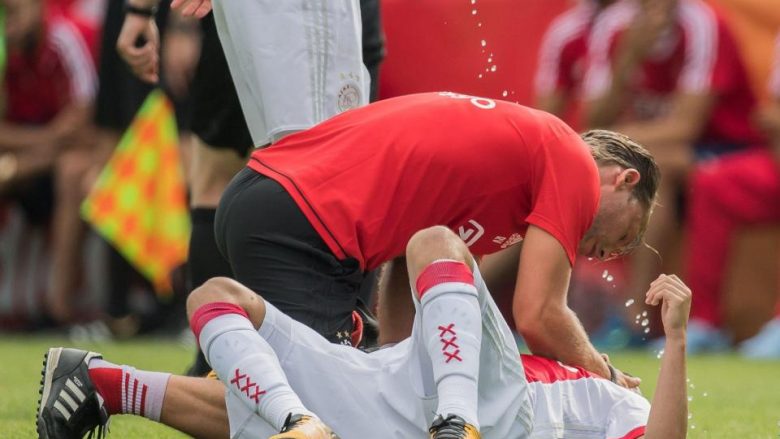 E dhimbshme, talenti i Ajaxit në moshën 20-vjeçare përfundon karrierën pas aritmisë kardiake, ka dëmtime të rënda në tru ! (Foto/Video)