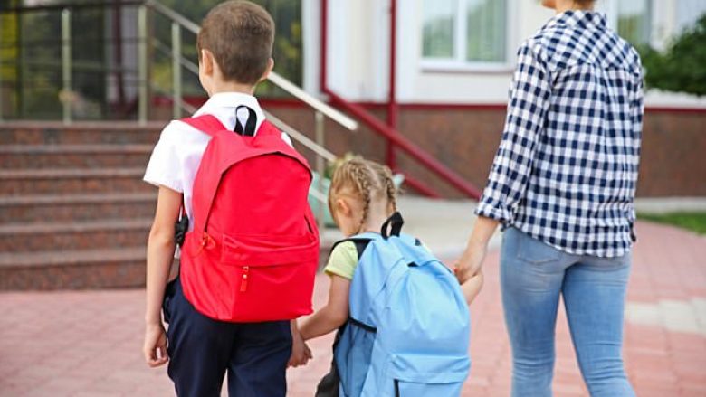 Sipas ligjit, prindërit nga Maqedonia e kanë ditë të lirë kur fëmija ju fillon në shkollë