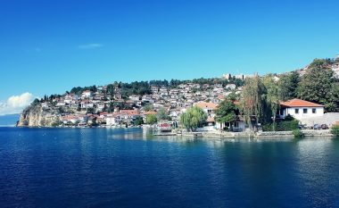 Mbyetet një person në Liqenin e Ohrit
