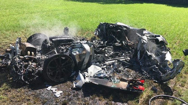Pagoi 300 mijë euro për Ferrari, pas një ore e shkatërroi në aksident (Foto)