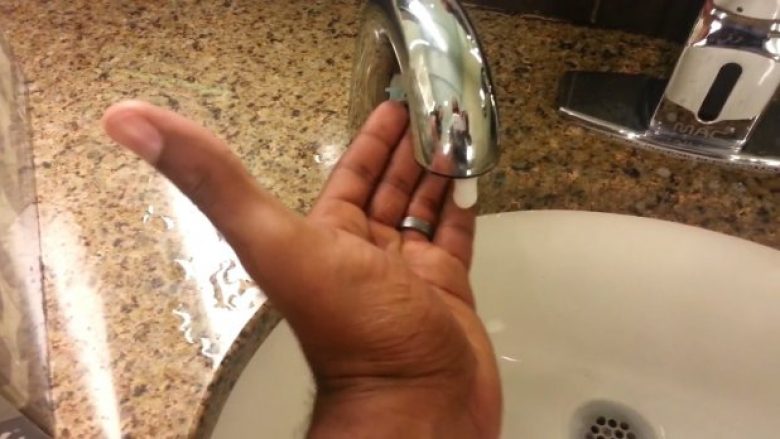Pajisja që lëshon sapunin e lëngshëm, nuk punon për njerëzit me ngjyrë (Video)
