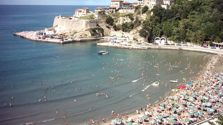 Mali i Zi vendos masa të reja antiCOVID, qytetarët duhet të dëshmojnë se janë negativ në mënyrë që të hyjnë në restorante