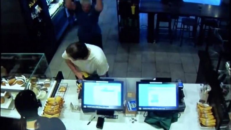 Plaçkitësi i armatosur u godit keq nga klienti në lokal (Video)