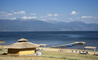 Policia vazhdon kërkimet për 16 vjeçarin e zhdukur në Liqenin e Prespës