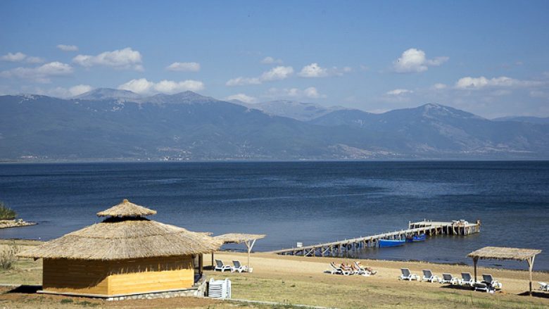 Policia vazhdon kërkimet për 16 vjeçarin e zhdukur në Liqenin e Prespës