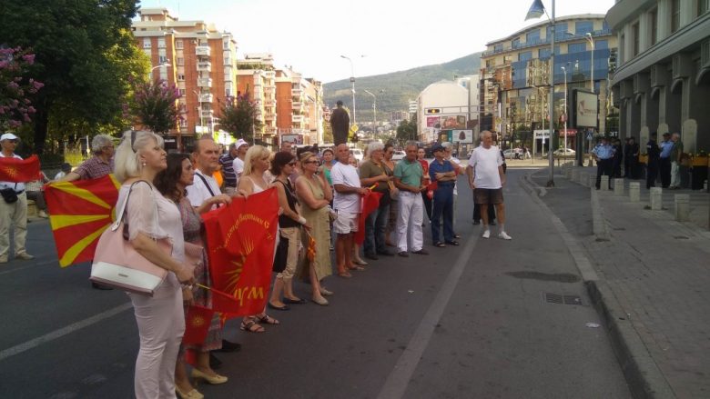 Protestohet në Shkup kundër nënshkrimit për fqinjësi të mirë në mes Maqedonisë dhe Bullgarisë