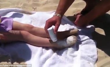 Përbërësi i lirë dhe praktik, që ndihmon në heqjen e rërës nga këmbët e fëmijëve (Video)