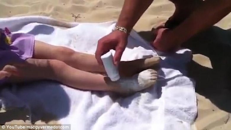 Përbërësi i lirë dhe praktik, që ndihmon në heqjen e rërës nga këmbët e fëmijëve (Video)