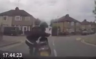 Përplas motoçikletën dhe hidhet mbi veturë, në përpjekje për të përfituar nga sigurimi (Video)