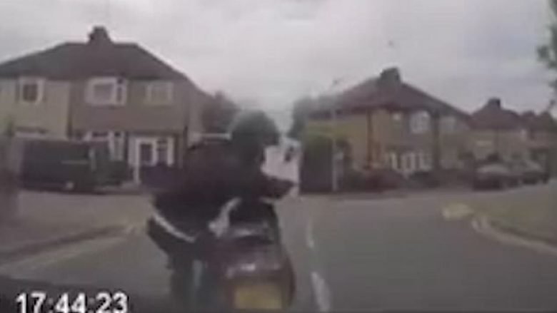 Përplas motoçikletën dhe hidhet mbi veturë, në përpjekje për të përfituar nga sigurimi (Video)