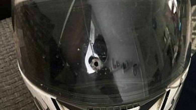 Qëllohet me pushkë ajrore, plumbi i shpoi xhamin e helmetës (Foto)