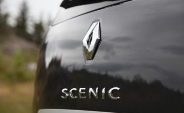Renault Scenic me sistem të lartë sigurie, shoferja vetëm lëndime të lehta nga përplasja (Foto)