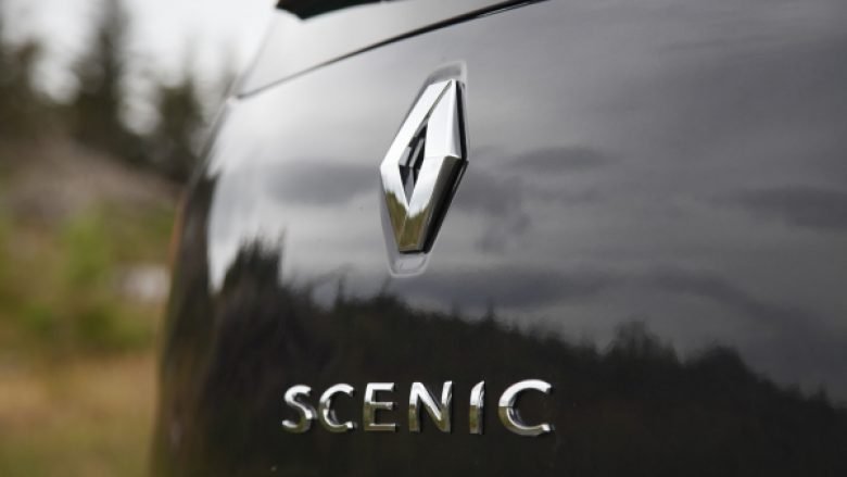 Renault Scenic me sistem të lartë sigurie, shoferja vetëm lëndime të lehta nga përplasja (Foto)