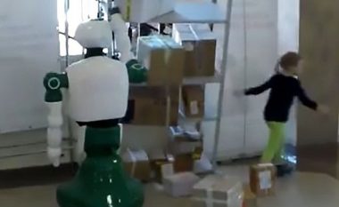 Roboti reagoi vet dhe shpëtoi fëmijën nga rrëzimi i raftit (Video)
