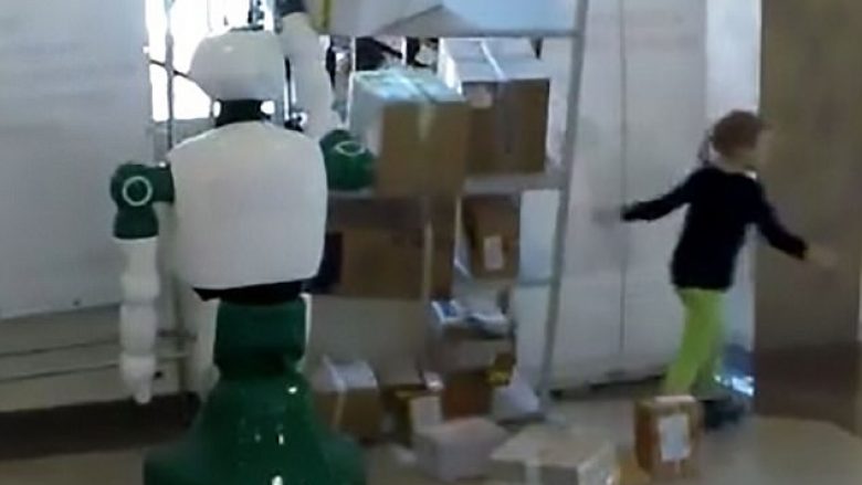 Roboti reagoi vet dhe shpëtoi fëmijën nga rrëzimi i raftit (Video)