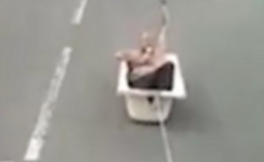 Rrezikonte të lëndohej duke qëndruar shtrirë, në vaskën që tërhiqej nëpër rrugë (Video)