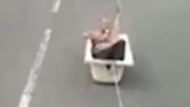 Rrezikonte të lëndohej duke qëndruar shtrirë, në vaskën që tërhiqej nëpër rrugë (Video)