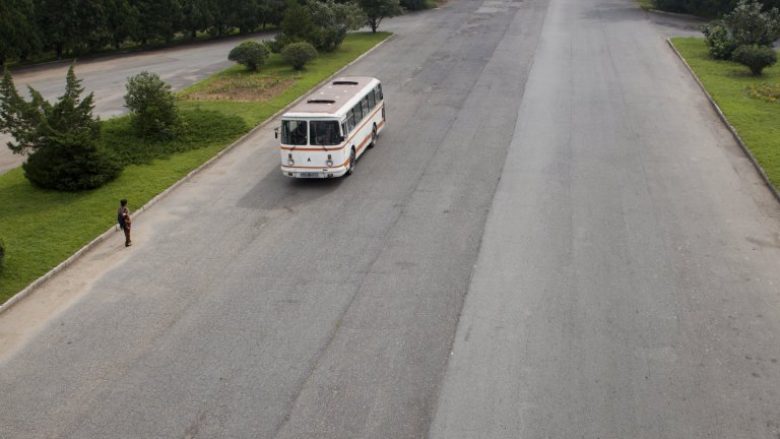 Rrugët e boshatisura në shtetin e izoluar, ku rrallë shihet ndonjë veturë apo autobus (Foto)