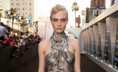Cara Delevingne sikur vajza e ëndrrave nga filmat Sc-Fi, shfaqet në Hollywood e veshur me fustan metalik (Foto)