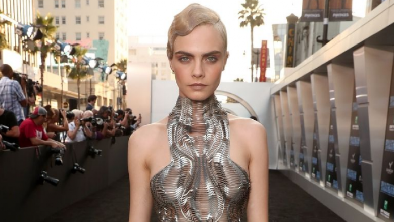 Cara Delevingne sikur vajza e ëndrrave nga filmat Sc-Fi, shfaqet në Hollywood e veshur me fustan metalik (Foto)