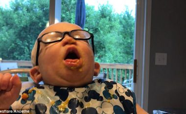 Reagimi qesharak i fëmijës, që nuk i pëlqeu ushqimi (Video)