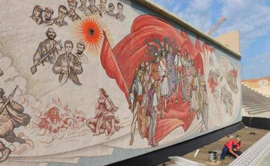 Ngritet një mural me elemente kombëtare shqiptare në sheshin ”Skënderbej” në Shkup (Foto)