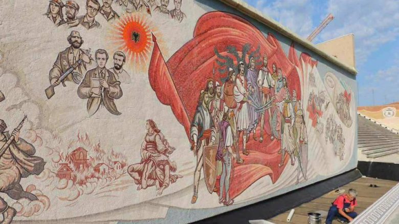 Ngritet një mural me elemente kombëtare shqiptare në sheshin ”Skënderbej” në Shkup (Foto)