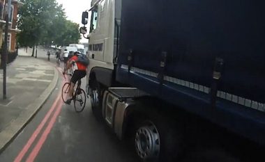 Shoferi i kamionit gati shtypi çiklistin dhe i la fajin për lëvizjen e gabueshme (Video)
