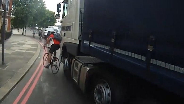 Shoferi i kamionit gati shtypi çiklistin dhe i la fajin për lëvizjen e gabueshme (Video)