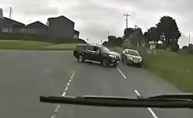 Shoferi i kamionit prej 32 tonelatash, shmangu përplasjen me një makinë që i doli përpara (Video)