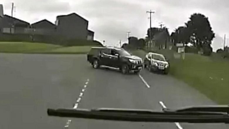 Shoferi i kamionit prej 32 tonelatash, shmangu përplasjen me një makinë që i doli përpara (Video)