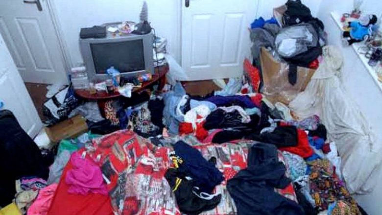 Shpallen fajtorë prindërit që rrisnin fëmijët në shtëpi të papastër (Foto)