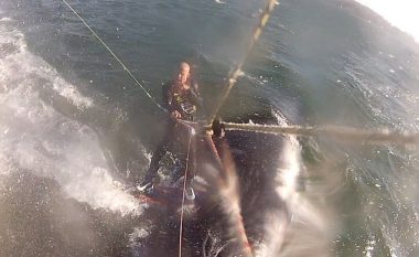 Sikur mos ta kishte kamerën, askush nuk do t’i besonte çfarë i ndodhi në det (Video)
